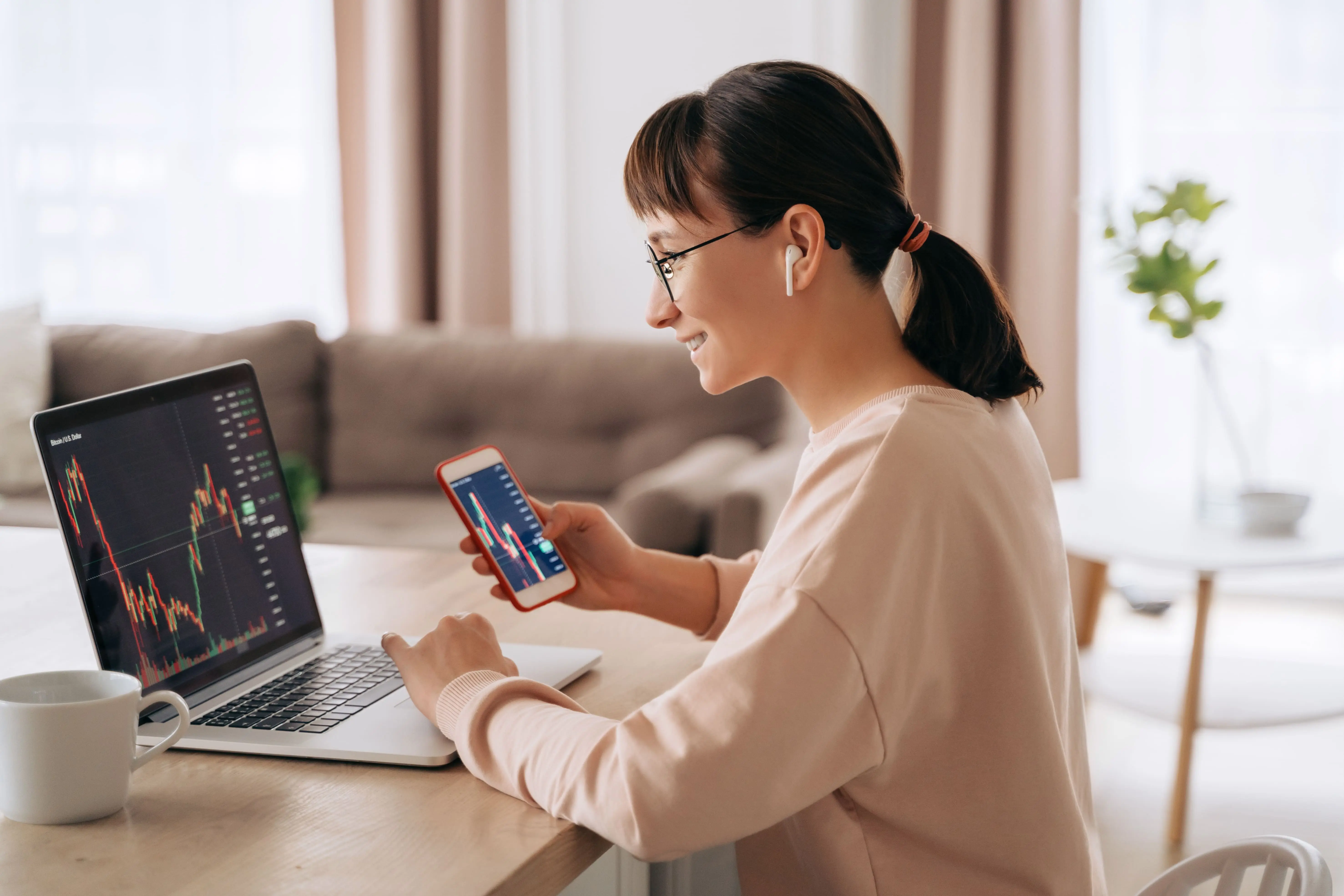 imagen de una mujer en un computadorF