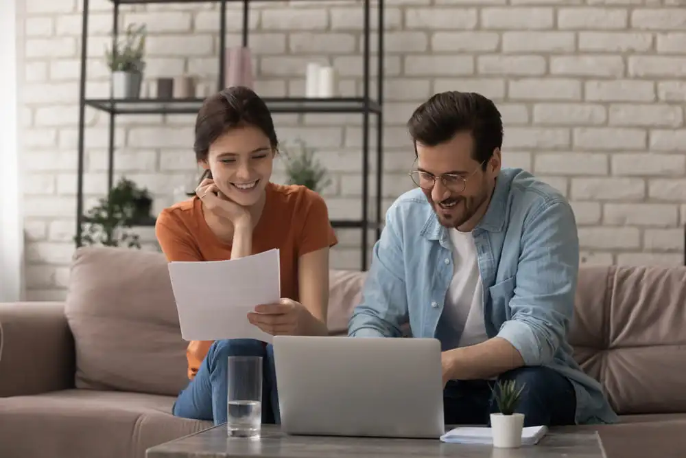 pareja organizando sus finanzas personales para ahorrar a largo plazo