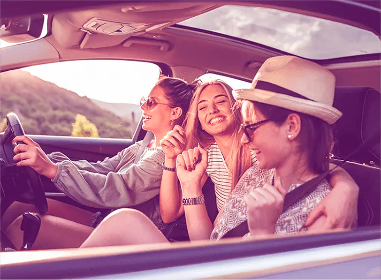 Mujeres en auto nuevo