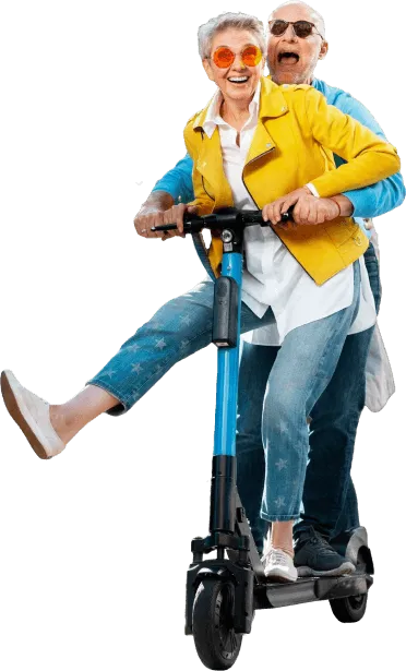 Pareja madura en monopatin