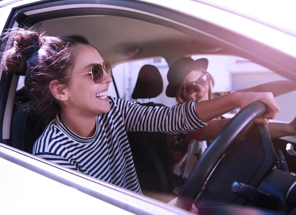 Mujeres en auto nuevo