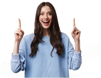 Mujer sonriendo y señalando hacia arriba