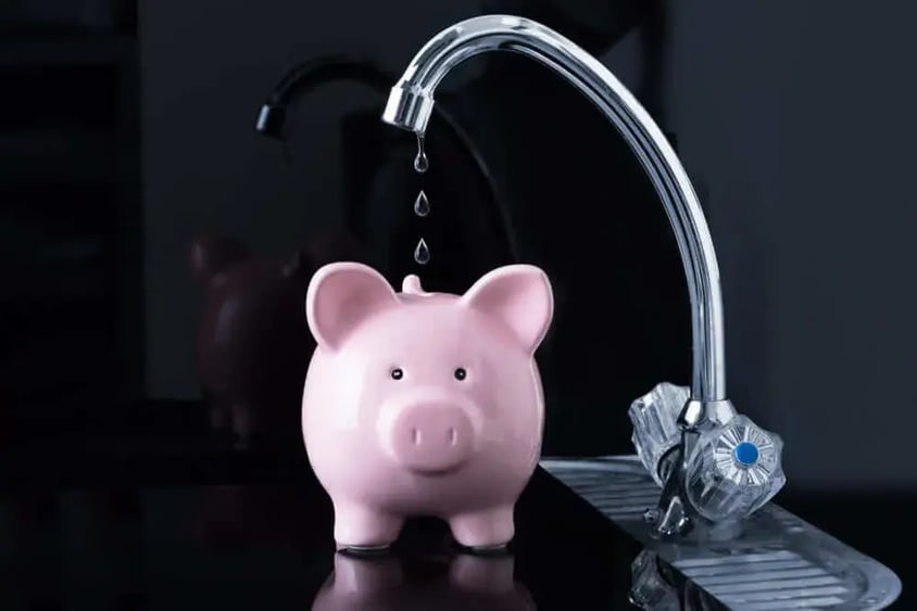 Persona ahorrando agua en el hogar