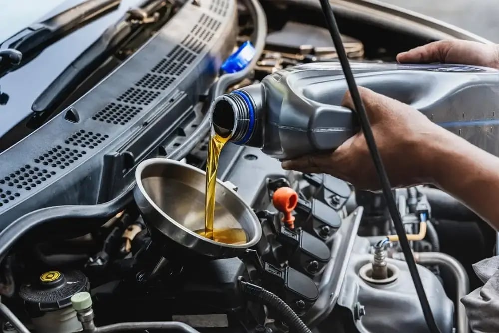 ¿Cada cuánto se cambia el aceite de un carro en Colombia?