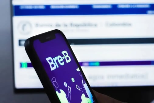 Celular mostrando el logo de Bre-B