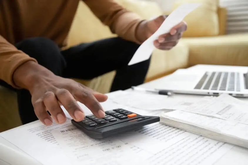 Persona revisando el extracto bancario con el cobro del 4x1000