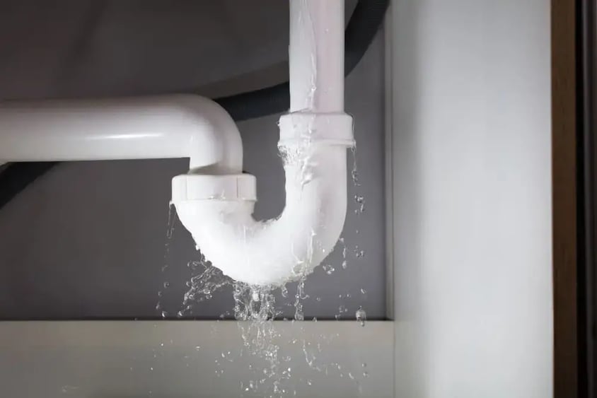 Fuga de agua en las tuberías de una cocina