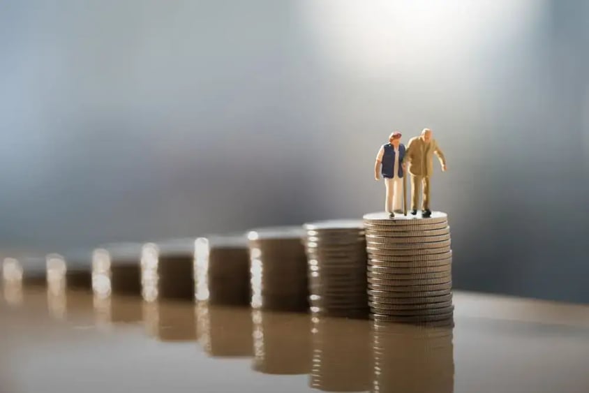 Pensionado revisando opciones para invertir su dinero