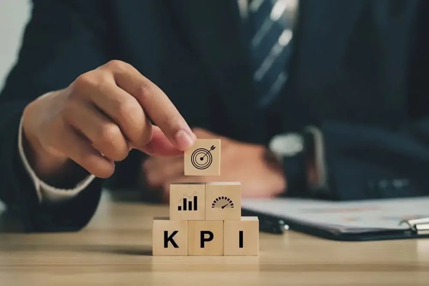 Equipo revisando los KPI para el cumplimiento de objetivos empresariales