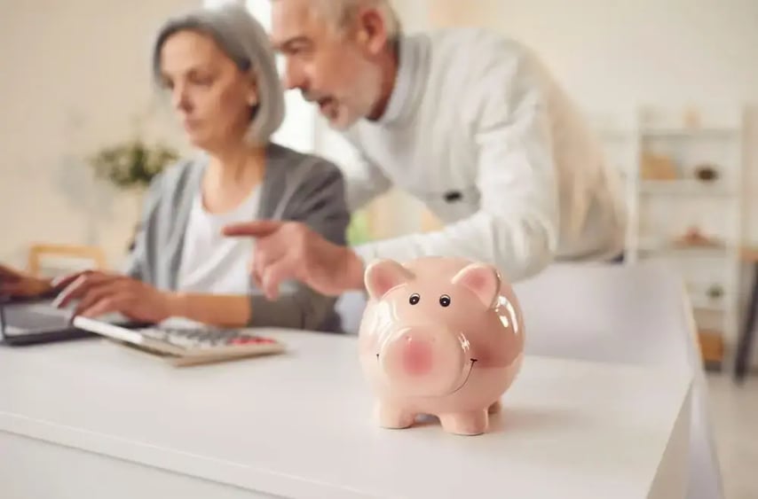Pareja de pensionados planificando sus inversiones