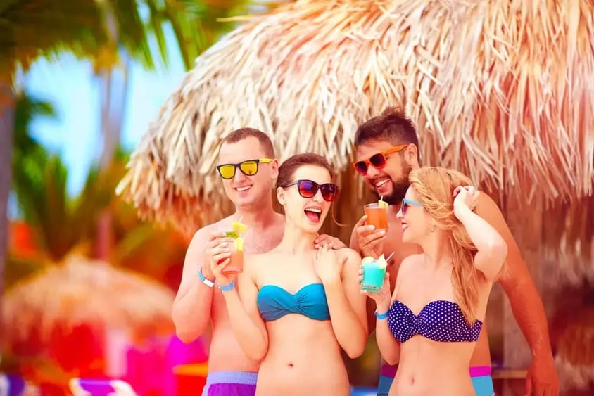 Hombres y mujeres disfrutando de los beneficios de un hotel todo incluido en San Andrés