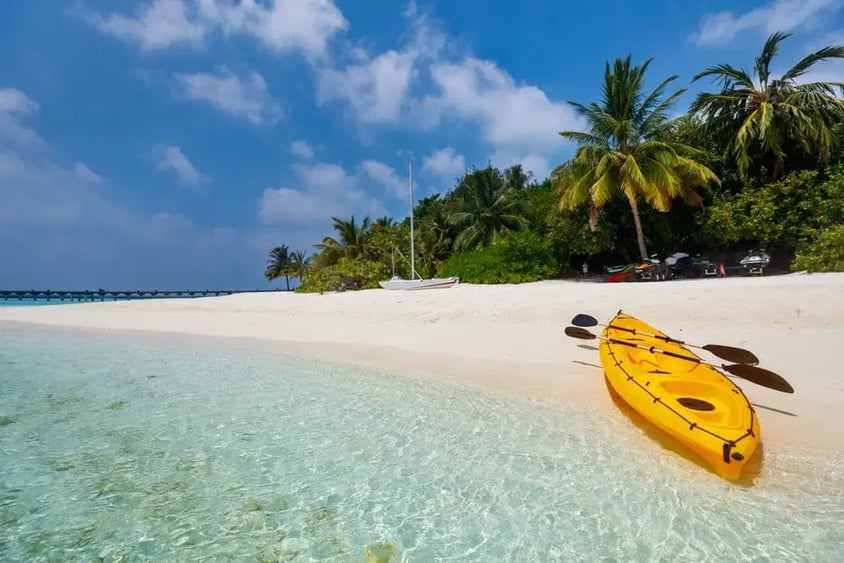 Playa de San Andrés con un kayak amarillo