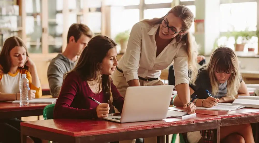 ¿Cuántos profesores tienen un posgrado en Colombia?
