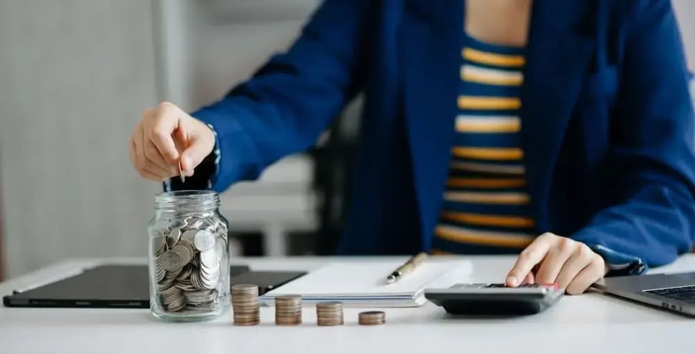 Persona organizando sus ahorros