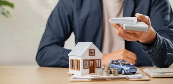 Persona usando un crédito de consumo para sus proyectos