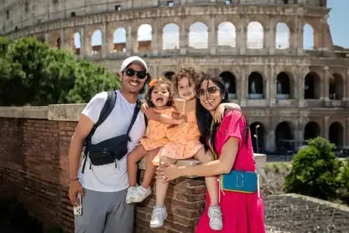 familia conociendo el Coliseo romano en Italia