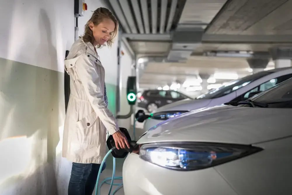 Mitos y Verdades sobre Vehículos Eléctricos e Híbridos: Conduciendo hacia un Futuro Sostenible