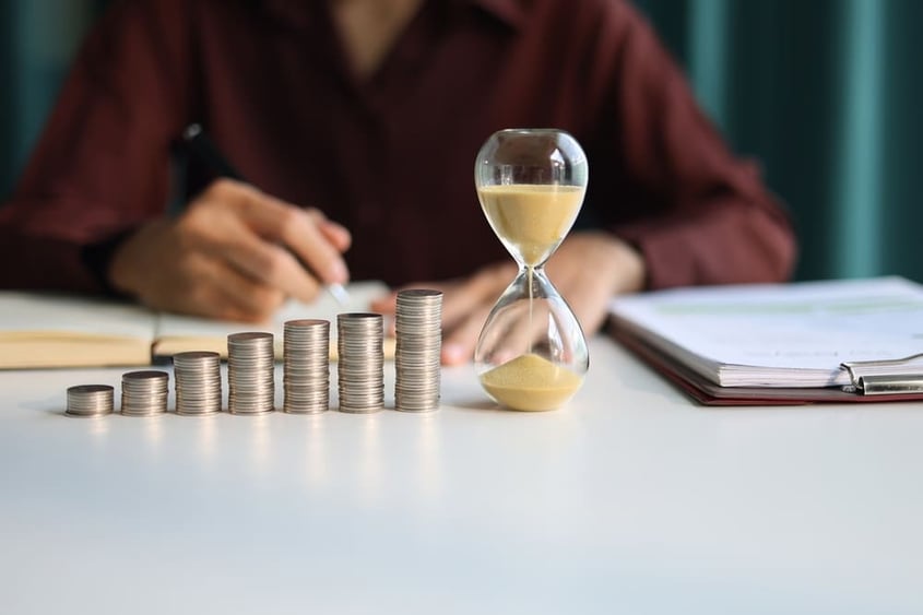 Persona ahorrando con alcancía y calculadora