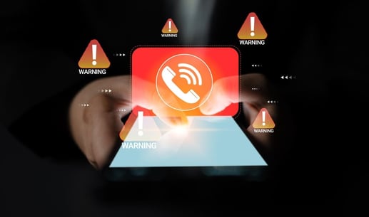 Notificación de alerta digital en teléfono móvil sobre una llamada entrante por fraude de vishing.