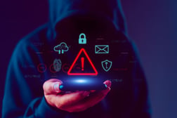 Alerta en teléfono móvil sobre intentos de smishing y fraudes bancarios en línea.