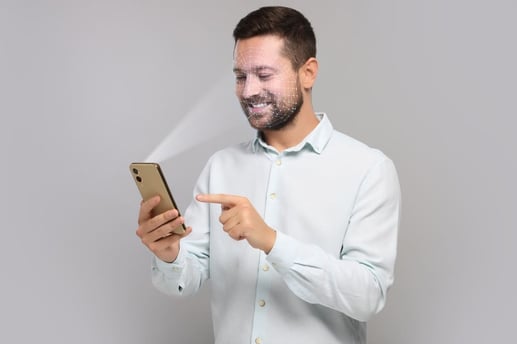 Usuario realizando autenticación biométrica mediante reconocimiento facial en smartphone para acceder a la app bancaria.