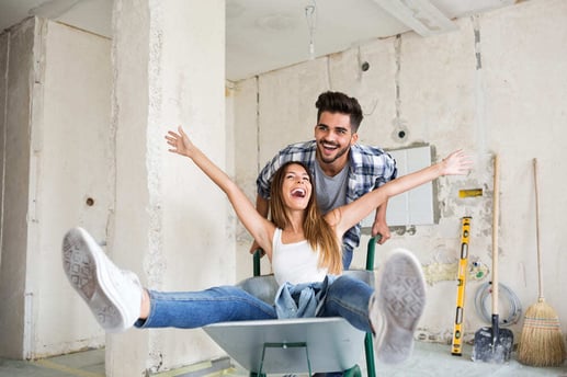 Pareja joven organizando sus finanzas personales con un préstamo por descuento directo de nómina.