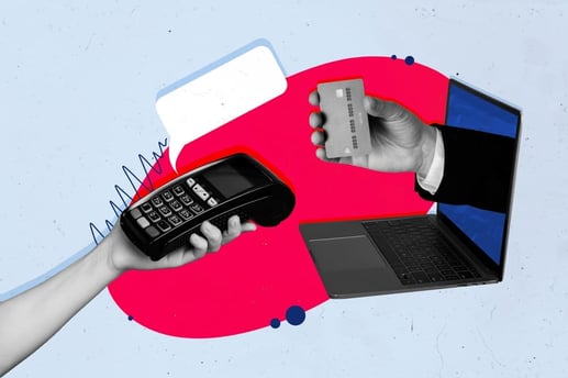 Persona consultando un extracto bancario en el celular para simular cuotas e intereses de su tarjeta