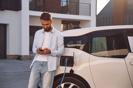 Carro eléctrico cargando en Bogotá - Beneficios tributarios