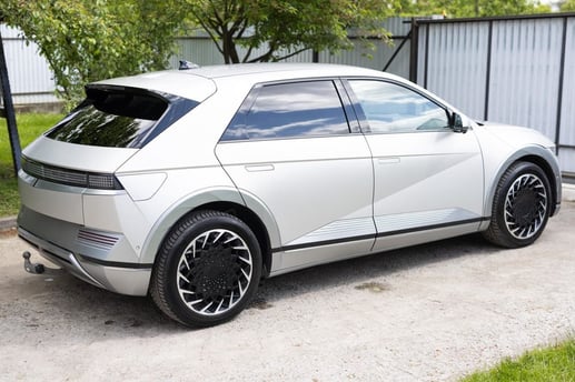 Carro SUV eléctrico moderno transitando por la ciudad.