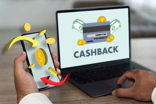 Reembolso en efectivo tipo cashback recibido después de una compra con tarjeta de crédito