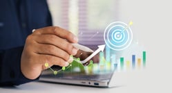 Persona gestionando una inversión en CDT digital de forma práctica desde su celular en Colombia.