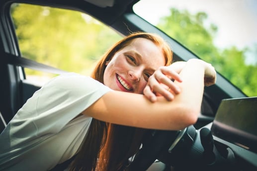 Mujer manejando un carro usado financiado en Colombia.