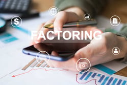 Empresario revisando opciones de factoring con recurso y sin recurso para mejorar la liquidez de su pyme en Colombia.