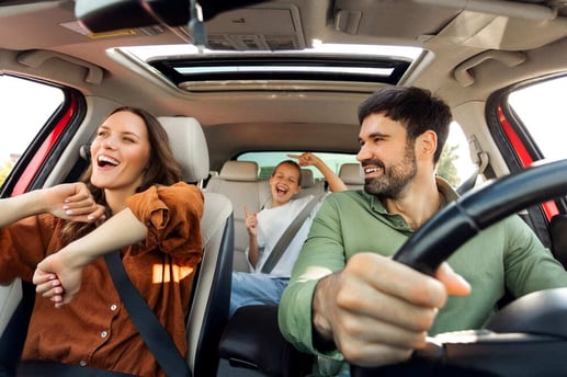 Familia en auto disfrutando de la tranquilidad de contar con SOAT y seguro todo riesgo en Colombia