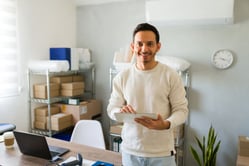 Emprendedor revisando la estrategia de finanzas sostenibles para su pyme en una tablet