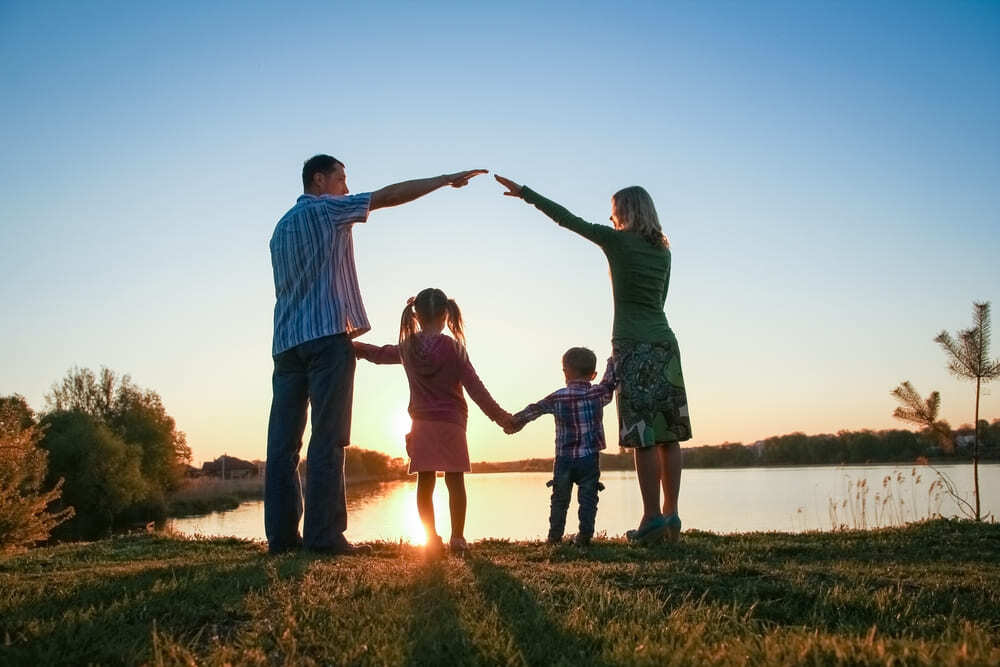 Familia unida representando la protección y tranquilidad que brinda un seguro de vida y hogar en Colombia.