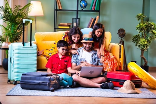 Familia planificando sus vacaciones y calculando los gastos de viaje en un computador