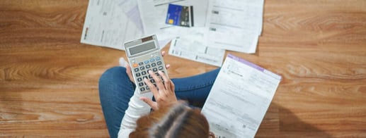 Documentos y herramientas de cálculo representando la gestión de deudas y la consolidación financiera del hogar.