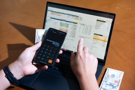 Vista sobre el hombro de una persona analizando sus finanzas personales y movimientos bancarios digitales.