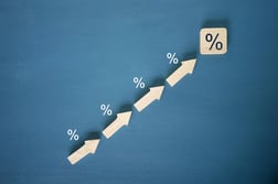 Gráfico descriptivo que muestra el crecimiento exponencial del interés compuesto en una inversión.