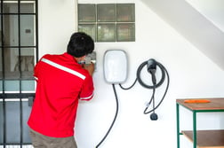 Guía técnica para instalar cargadores residenciales para carros eléctricos de forma segura.
