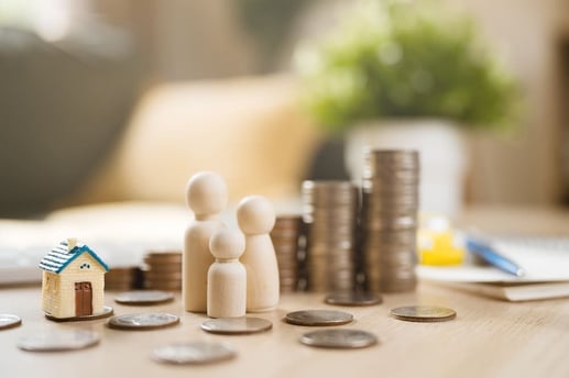 Gráfica conceptual que representa el impacto de la inflación y las tasas de interés sobre la pérdida de poder adquisitivo del dinero.