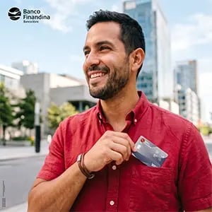 hombre construyendo historial crediticio con tarjeta de credito garantizada