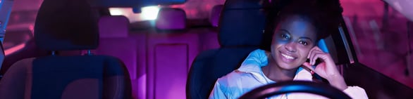 mujer en el carro