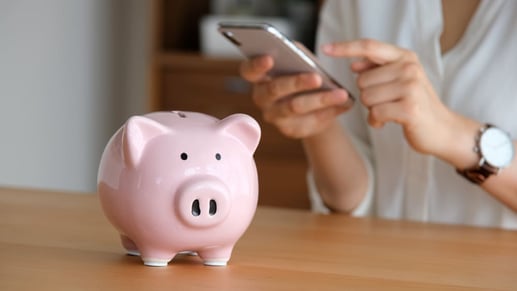 Mujer sentada usando su teléfono celular para abrir una cuenta bancaria digital de forma rápida
