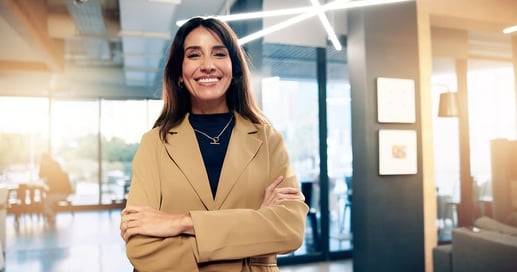Mujer usando Pantalla de computador portátil mostrando un simulador de CDT y gráficos de crecimiento financiero.