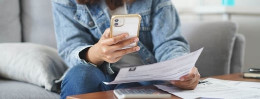 Persona realizando el pago de servicios y facturas a través de la banca móvil desde su celular.
