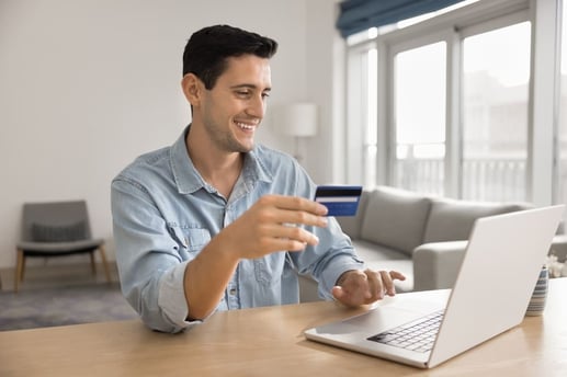 Hombre realizando pagos seguros por internet con su tarjeta de crédito desde el celular.