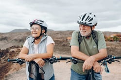 Pensionados disfrutando de su jubilación tras solicitar un crédito de libranza