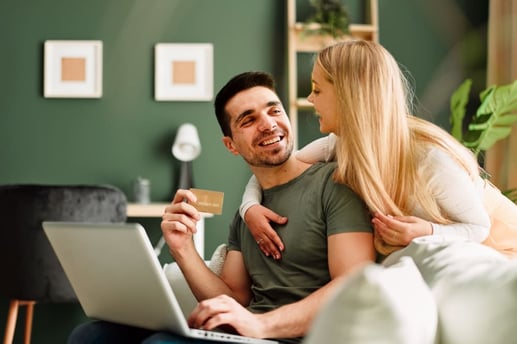 Pareja tranquila organizando sus finanzas personales y cuotas con el simulador de compra de cartera.